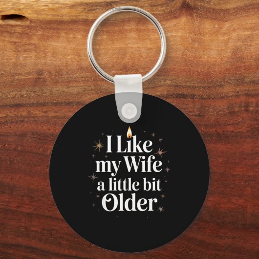 I Like My Wife A Little Bit Older Funny Saying Wom Sleutelhanger (Voorkant)