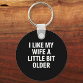 I Like My Wife A Little Bit Older Funny Saying Wom Sleutelhanger (Voorkant)