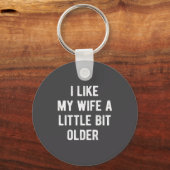 I Like My Wife A Little Bit Older Funny Saying Wom Sleutelhanger (Voorkant)
