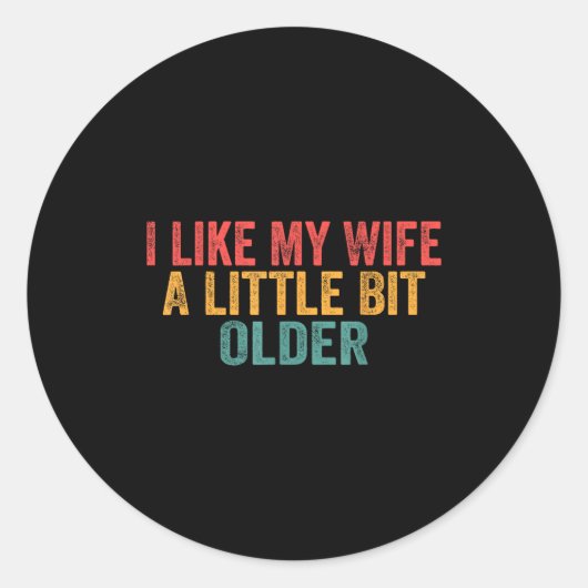 I Like My Wife A Little Bit Older Retro Funny Sayi Ronde Sticker (Voorkant)