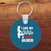 I Like My Wife Retro A Little Older Sarcastic Suse Sleutelhanger (Voorkant)