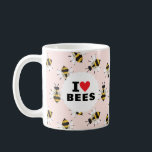 I Love bijen Patterted Bleek Roze Koffee Mok<br><div class="desc">Deze mok show een passie voor bestuivers met de klassieke tekst "I Heart Bees" op een witte cirkel over een patroon van geïllustreerde en vriendelijke bijen op een zachte,  wazige roze achtergrond.</div>