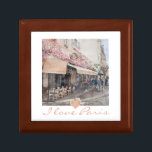I Love Paris Cafe Jewelry Box Cadeaudoosje<br><div class="desc">Ik hou van een kleine juwelendoos in een romantisch café in Parijs, met een klein roze hart. Voor degenen die echt van Parijs houden. Een souvenir voor degenen die Parijs hebben bezocht, de stad van het licht. Kafel met tafels, stoelen en roze bloemen op het wouw. Creëer een muur van...</div>