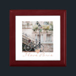 I Love Paris Cobblestone Street Bicycle Jewelry Cadeaudoosje<br><div class="desc">Ik hou van de Parijse juwelen of een cadeaudoos met Parisiaanse cobblestone street en fiets,  en een klein roze hart. Voor degenen die echt van Parijs houden. Een souvenir voor degenen die Parijs hebben bezocht,  de stad van het licht.</div>