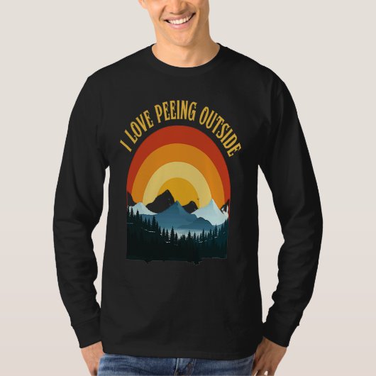I love peeing outside funny hiking camping lovers t-shirt (Voorkant)