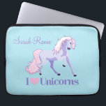 I Love Unicorns Personalized Laptop Sleeve<br><div class="desc">Ik hart prachtige roze en paarse eenhoorns op blauwe katoenblauwe achtergronden op een schattig aangepast cadeau.</div>