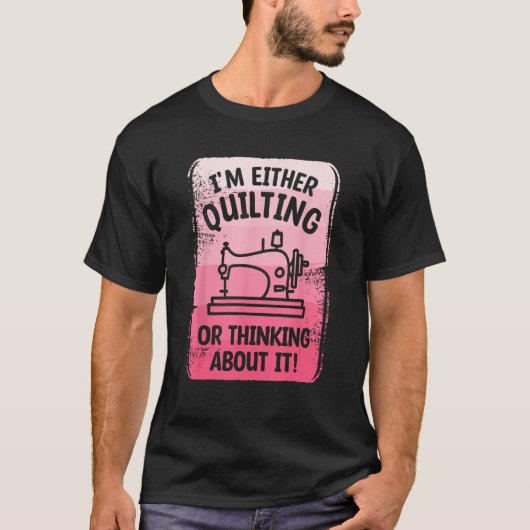 I m Either Quilting Or Thinking About It Sewing Se T-shirt (Voorkant)