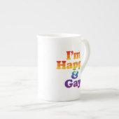 “I’m Happy & Gay” Mug – Bold Pride Latte Cup  Porselein Kop (Voorkant rechts)