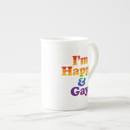 “I’m Happy & Gay” Mug – Bold Pride Latte Cup  Porselein Kop (Voorkant rechts)