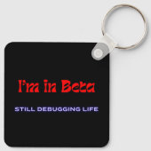 I’m in Beta – Still Debugging Life | Metal Keychai Sleutelhanger (Achterkant)