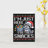 I’m Just Here For The Snacks Raccoon Christmas Ugl Kaart (Gele Bloem)