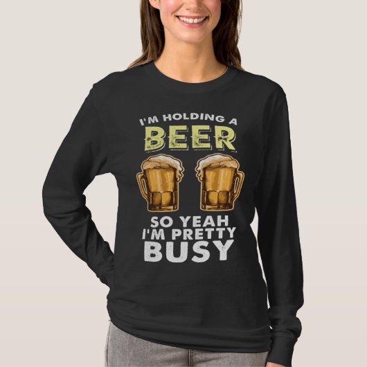 I m Pretty Busy I M Holding A Beer Sarcastic T-shirt (Voorkant)
