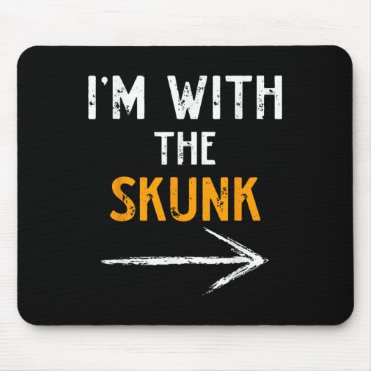 I’m With The Skunk Funny Halloween Matching Couple Muismat (Voorkant)