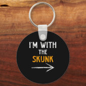 I’m With The Skunk Funny Halloween Matching Couple Sleutelhanger (Voorkant)