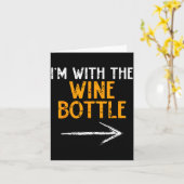 I’m With The Wine Bottle Halloween Matching Couple Kaart (Gele Bloem)