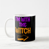 I’m With The Witch Funny Halloween Matching Couple Koffiemok (Links)