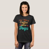 I Need Is Coffee And My Dogs Coffee  Paw Designs   T-shirt (Voorkant volledig)