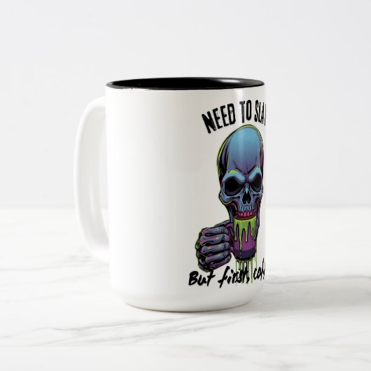 I Need to Slay but First Coffee Tweekleurige Koffiemok (Voorkant links)