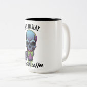 I Need to Slay but First Coffee Tweekleurige Koffiemok (Voorkant rechts)