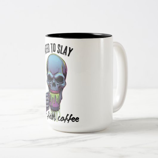 I Need to Slay but First Coffee Tweekleurige Koffiemok (Voorkant rechts)