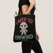 I Need to Unwind Funny Mummy Halloween Zombie Tote Bag (Dichtbij)