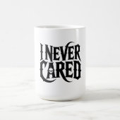 "I NEVER CARED" Gothic Skull Mug - Edgy Typography Koffiemok (Center)