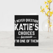 I Never Question Katie’s Choices - Katie D Name Kaart (Gele Bloem)