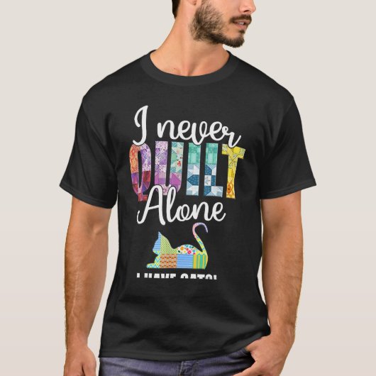 I Never Quilt Alone I Have Cats Quilter  Saying Fu T-shirt (Voorkant)