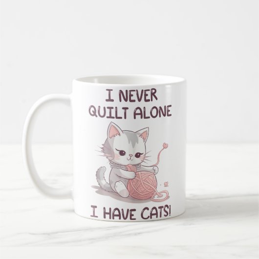 I Never Quilt Alone I Have Cats - Quilter Sewing Q Koffiemok (Links)