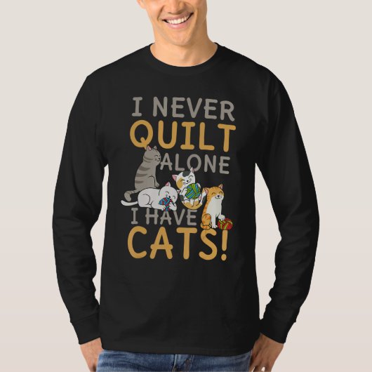 I Never Quilt Alone My Cat Helps Sewing Seamstress T-shirt (Voorkant)
