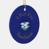 "I Play for Team Earth" wereldbevolking Keramisch Ornament (Rechts)