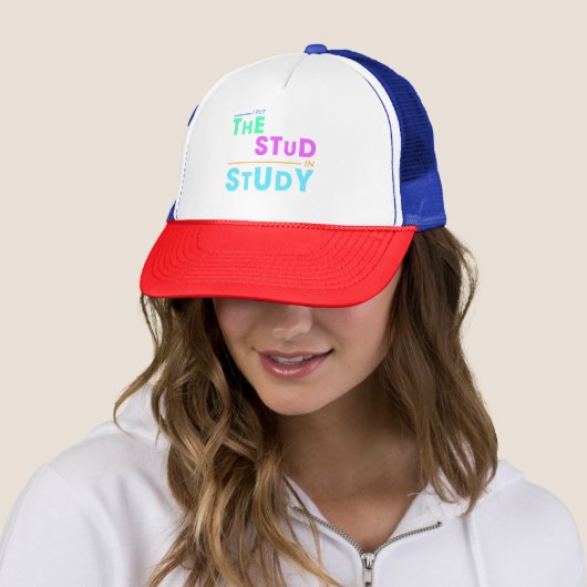 I Put the Stud in Study - Grappig Student Design Trucker Pet (In situ)