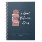 I Read Between Rows Crochet Knitting Book Lover Notitieboek (Voorkant)