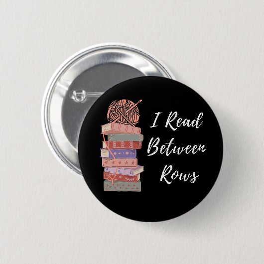 I Read Between Rows Crochet Knitting Book Lover Ronde Button 5,7 Cm (Voorkant /achterkant)