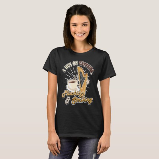 I run on Caffeine Plucking & Striking Harp T-shirt (Voorkant volledig)
