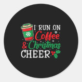 I Run On Coffee And Xmas Cheer Christmas Holiday G Ronde Sticker (Voorkant)