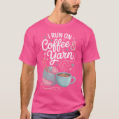 I Run On Coffee And Yarn Funny Knitting Knitter T-shirt (Voorkant)
