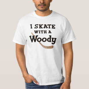 I Schaats met een Woody Hockey Stick T-Shirt