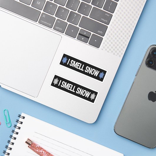 I Smell Snow Sticker (Laptop met iPhone)