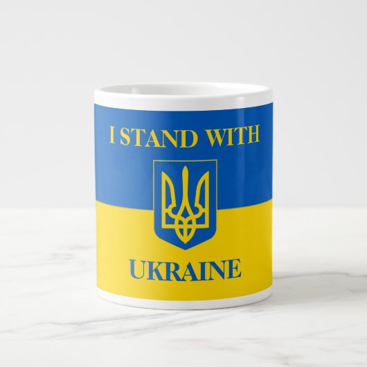 I stand with Ukraine. Ukrainian Flag& Coat of Arms Grote Koffiekop (Voorkant)