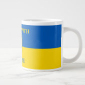 I stand with Ukraine. Ukrainian Flag& Coat of Arms Grote Koffiekop (Rechts)