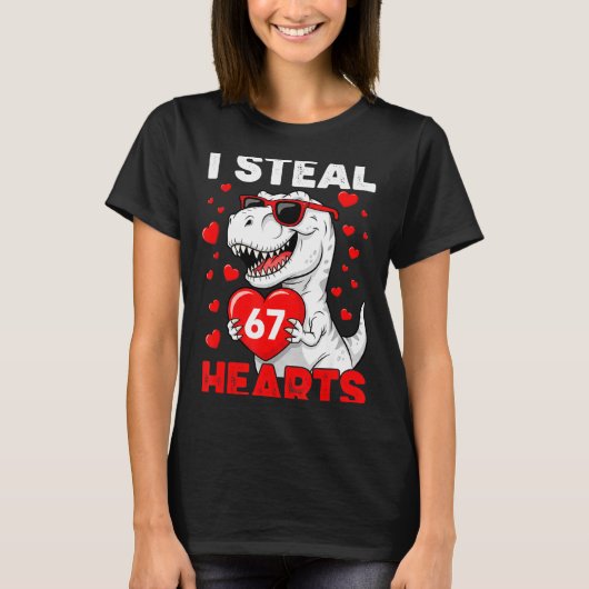 I Steal 67 Hearts Funny 67 Valentine Dinosaur Men  T-shirt (Voorkant)