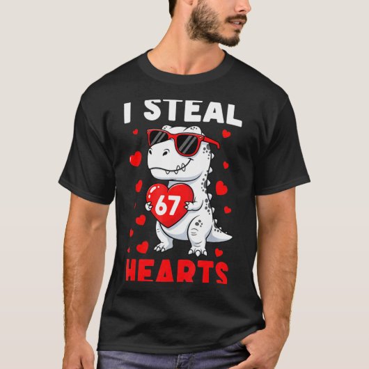 I Steal 67 Hearts Funny 67 Valentine Dinosaur Men  T-shirt (Voorkant)