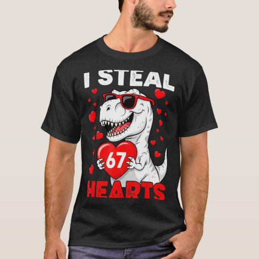 I Steal 67 Hearts Funny 67 Valentine Dinosaur Men  T-shirt (Voorkant)