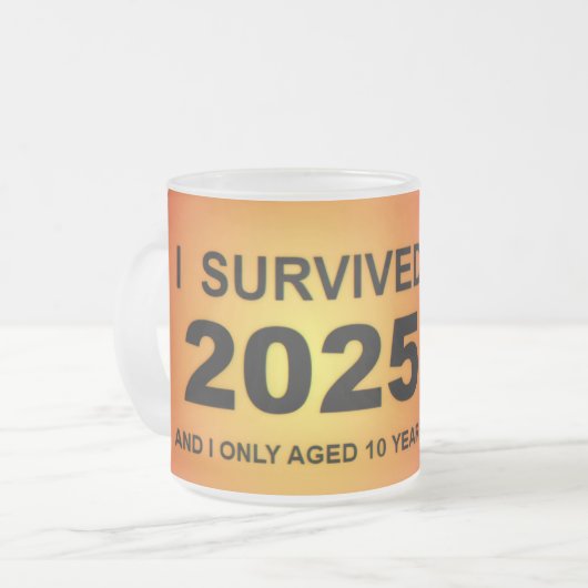 I Survived 2025  Matglas Koffiemok (Voorkant links)
