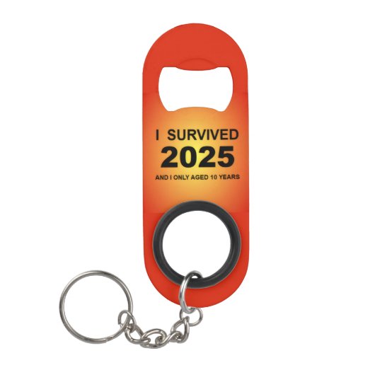 I Survived 2025  Mini Flessenopener (Voorkant)