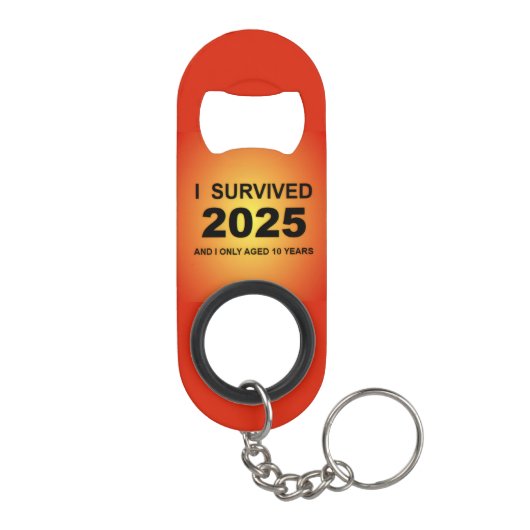 I Survived 2025 Mini Flessenopener (Achterkant)