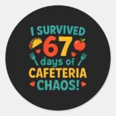 I Survived 67 Days Of Cafeteria Chaos – Funny Scho Ronde Sticker (Voorkant)