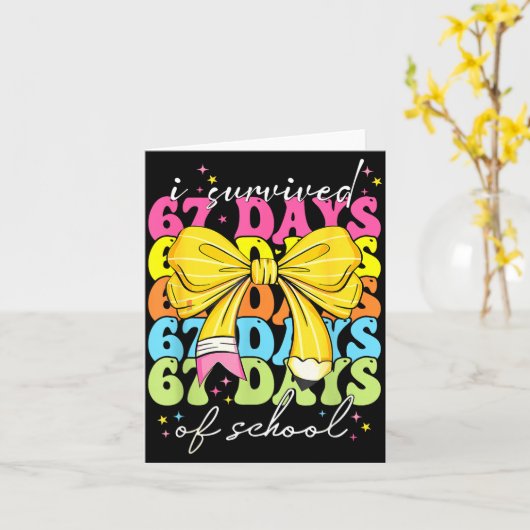 I Survived 67 Days Of School Coquette Bow Student Kaart (Gele Bloem)