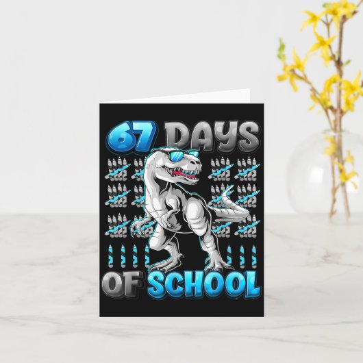 I Survived 67 Days Of School Funny 67 Meme Dinosau Kaart (Gele Bloem)